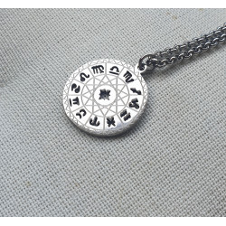 Collier Homme Médaille Zodiaque – Connexion Cosmique & Identité | Cannes