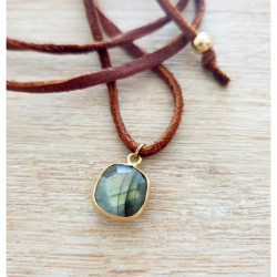 Collier Glam Labradorite Femme – Cordon Daim Marron & Argent Doré | Création Cannes