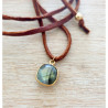 Collier Glam Labradorite Femme – Cordon Daim Marron & Argent Doré | Création Cannes
